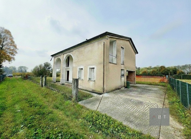 Situata nella frazione di Onara, casa singola allo stato grezzo e composta di: ingresso, cucina, ...