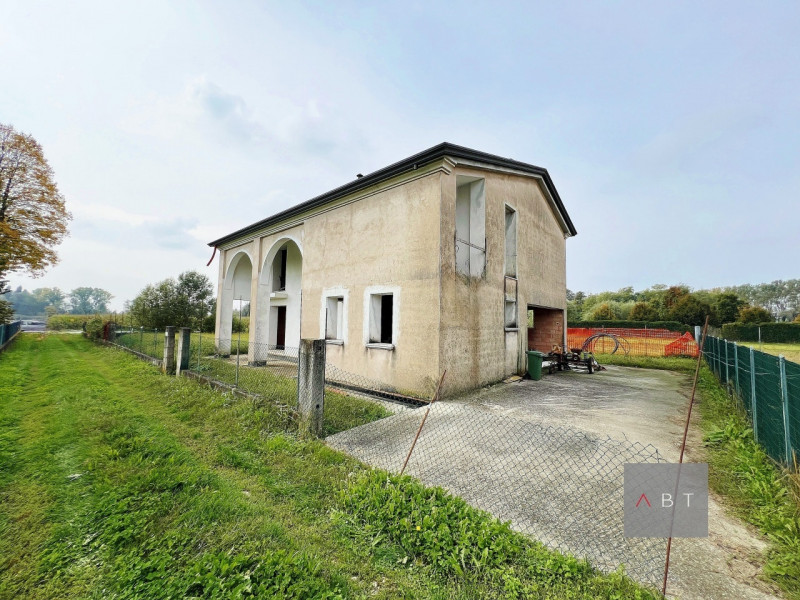 Situata nella frazione di Onara, casa singola allo stato grezzo e composta di: ingresso, cucina, ...