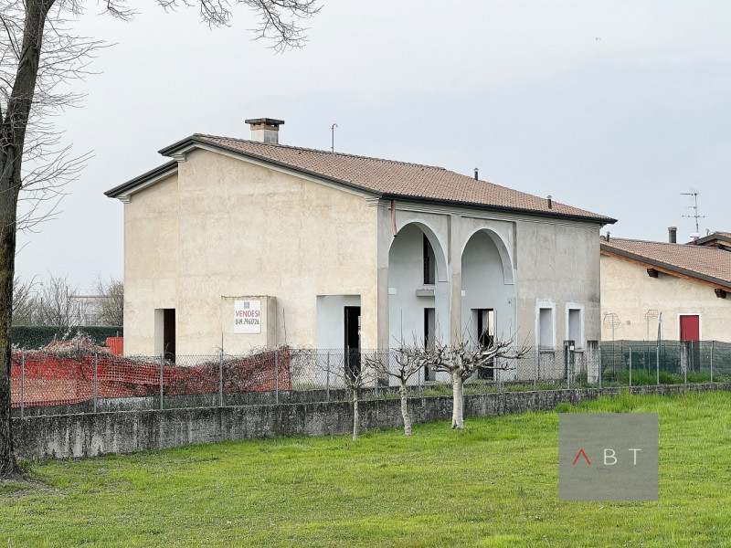 Situata nella frazione di Onara, casa singola allo stato grezzo e composta di: ingresso, cucina, ...