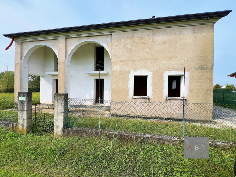 Situata nella frazione di Onara, casa singola allo stato grezzo e composta di: ingresso, cucina, ...