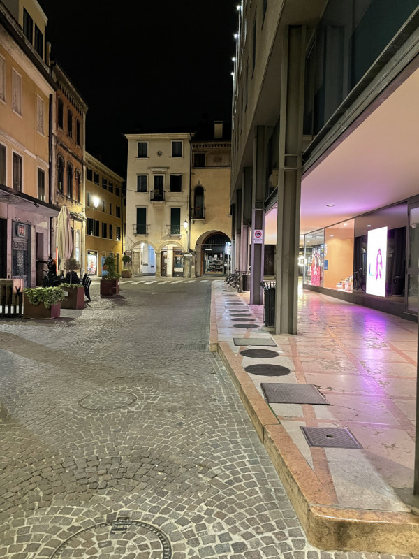 Negozio su due livelli con ampie vetrine e ottima visibilità, NO ZTL, passaggio veicolare e pedon...