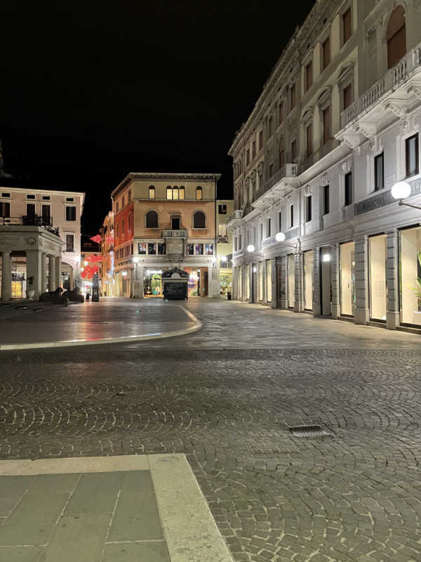 Negozio su due livelli con ampie vetrine e ottima visibilità, NO ZTL, passaggio veicolare e pedon...