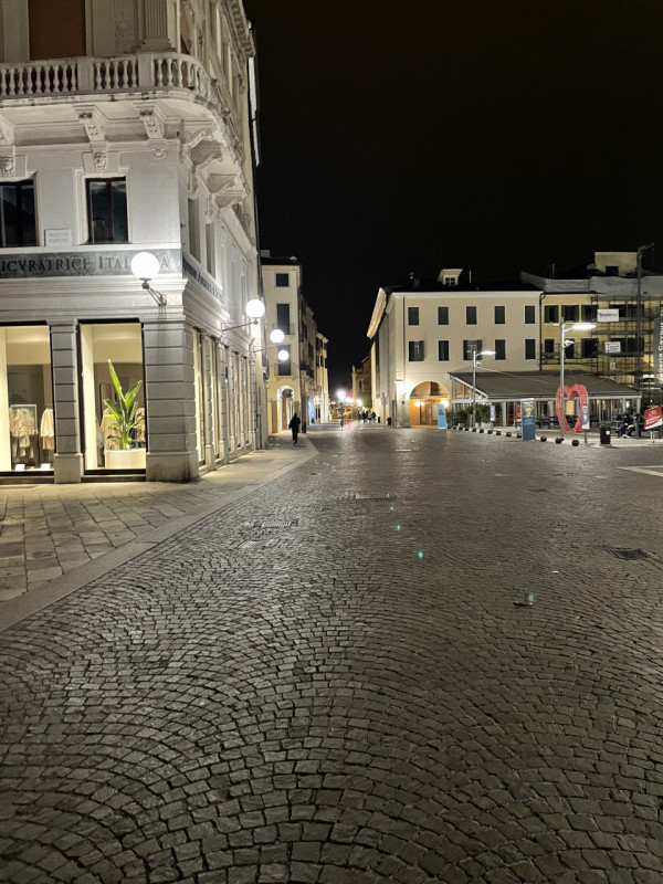 Negozio su due livelli con ampie vetrine e ottima visibilità, NO ZTL, passaggio veicolare e pedon...