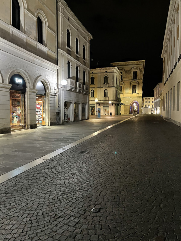 Negozio su due livelli con ampie vetrine e ottima visibilità, NO ZTL, passaggio veicolare e pedon...