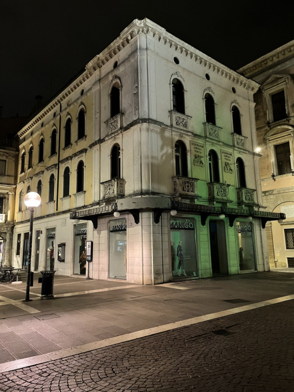 Negozio su due livelli con ampie vetrine e ottima visibilità, NO ZTL, passaggio veicolare e pedon...