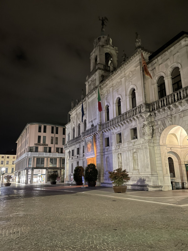 Negozio su due livelli con ampie vetrine e ottima visibilità, NO ZTL, passaggio veicolare e pedon...