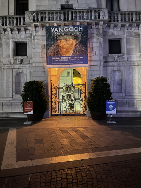 Negozio su due livelli con ampie vetrine e ottima visibilità, NO ZTL, passaggio veicolare e pedon...