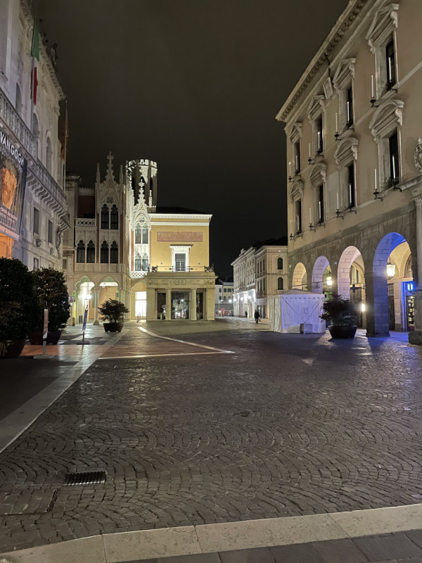 Negozio su due livelli con ampie vetrine e ottima visibilità, NO ZTL, passaggio veicolare e pedon...