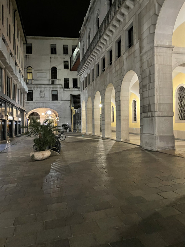 Negozio su due livelli con ampie vetrine e ottima visibilità, NO ZTL, passaggio veicolare e pedon...