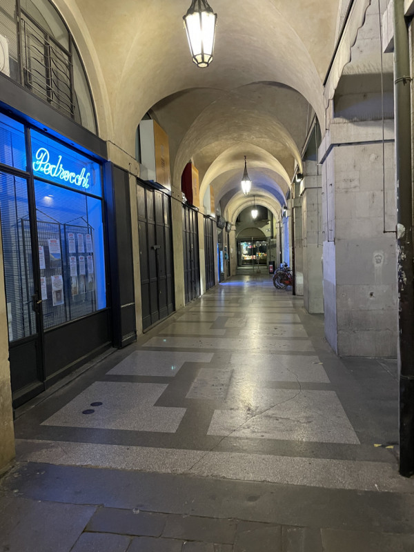 Negozio su due livelli con ampie vetrine e ottima visibilità, NO ZTL, passaggio veicolare e pedon...