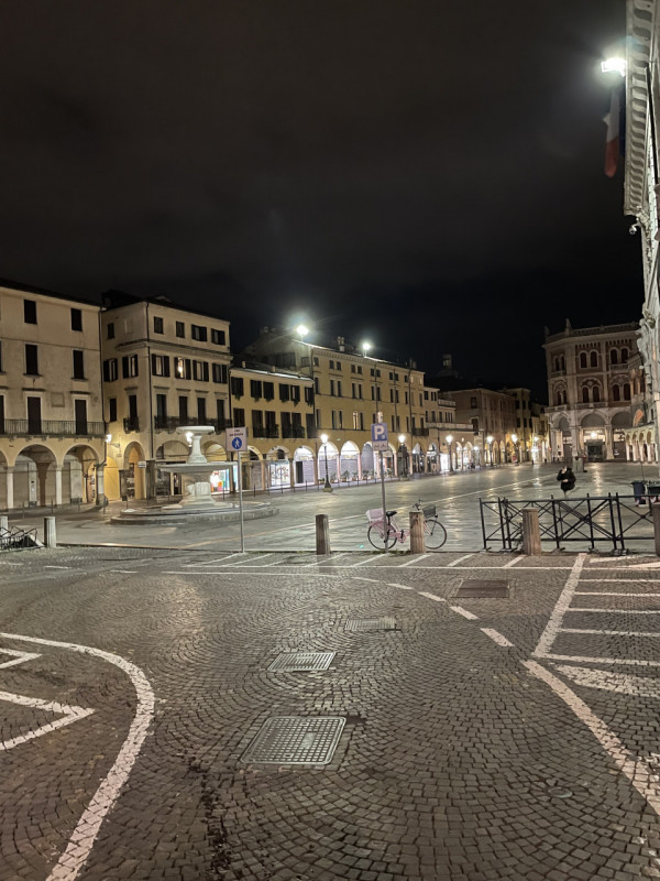 Negozio su due livelli con ampie vetrine e ottima visibilità, NO ZTL, passaggio veicolare e pedon...