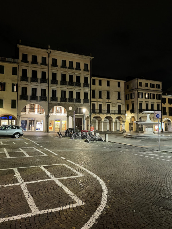 Negozio su due livelli con ampie vetrine e ottima visibilità, NO ZTL, passaggio veicolare e pedon...