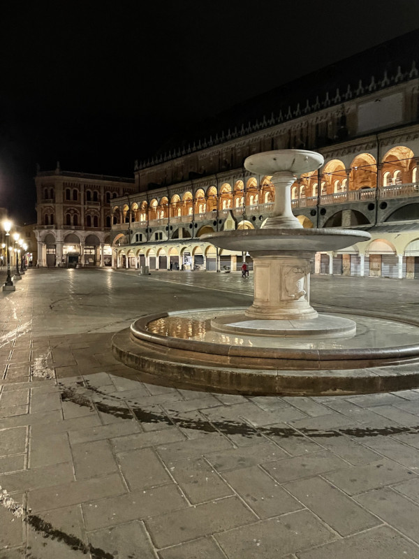 Negozio su due livelli con ampie vetrine e ottima visibilità, NO ZTL, passaggio veicolare e pedon...