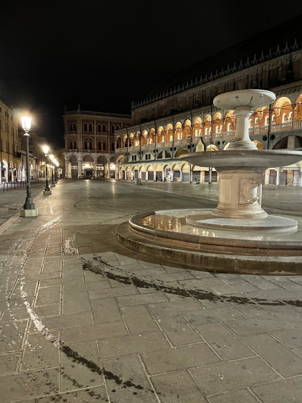 Negozio su due livelli con ampie vetrine e ottima visibilità, NO ZTL, passaggio veicolare e pedon...