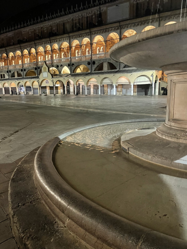 Negozio su due livelli con ampie vetrine e ottima visibilità, NO ZTL, passaggio veicolare e pedon...