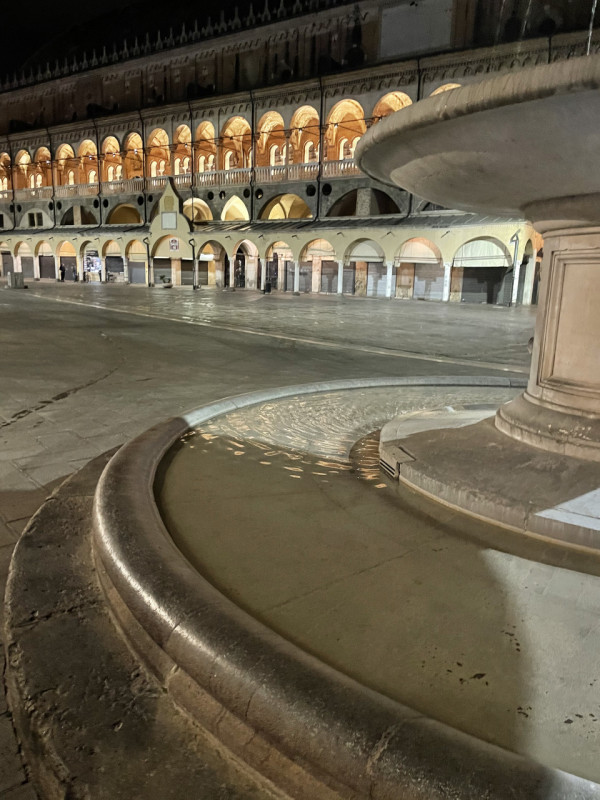 Negozio su due livelli con ampie vetrine e ottima visibilità, NO ZTL, passaggio veicolare e pedon...