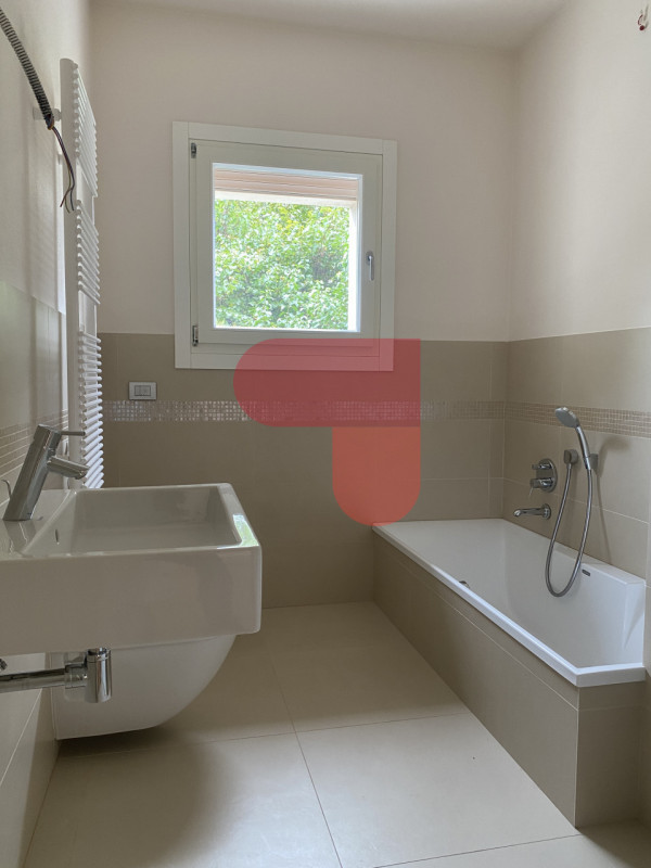 Situato nel cuore di Arzignano, proponiamo in vendita un bellissimo immobile che offre comfort e ...