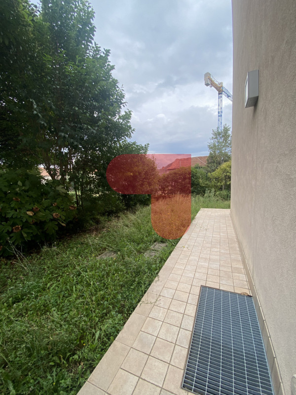 Situato nel cuore di Arzignano, proponiamo in vendita un bellissimo immobile che offre comfort e ...