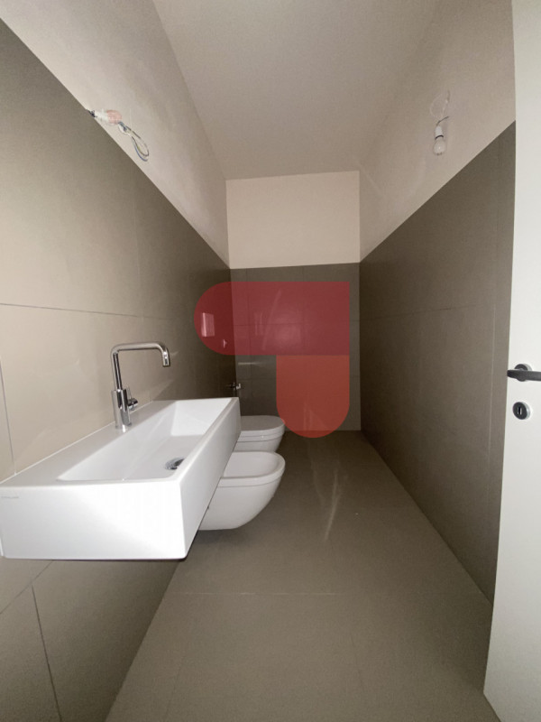 Situato nel cuore di Arzignano, proponiamo in vendita un bellissimo immobile che offre comfort e ...