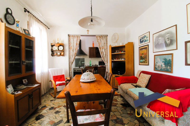 FRATTE – In zona centrale, comoda ai principali servizi del paese quali scuole, negozi, bar e fer...