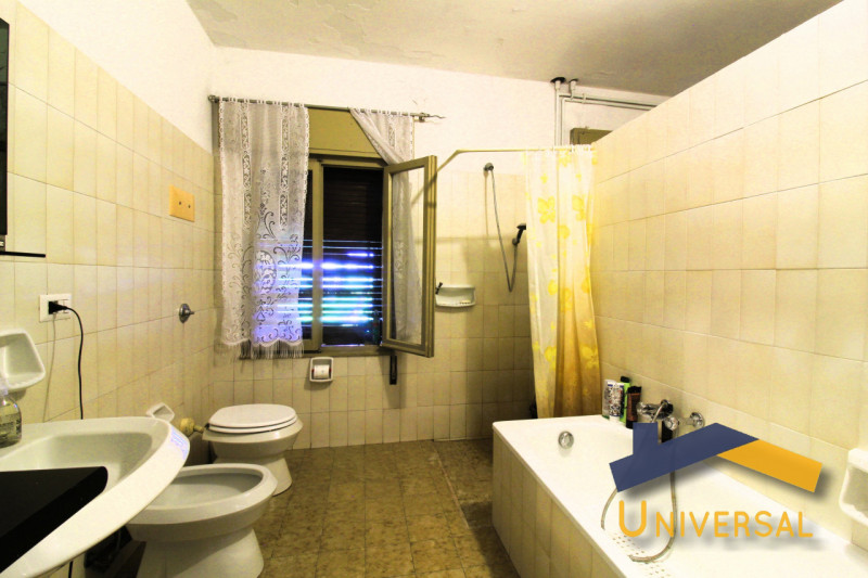 FRATTE – In zona centrale, comoda ai principali servizi del paese quali scuole, negozi, bar e fer...