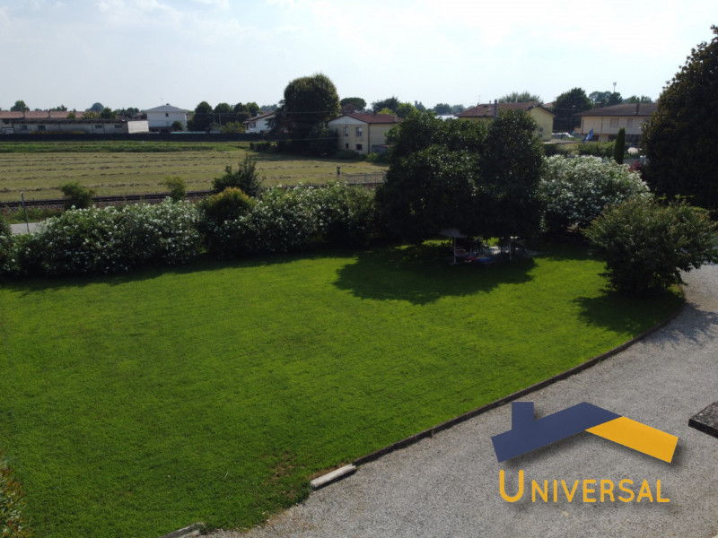 FRATTE – In zona centrale, comoda ai principali servizi del paese quali scuole, negozi, bar e fer...