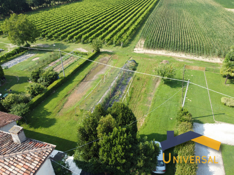 FRATTE – In zona centrale, comoda ai principali servizi del paese quali scuole, negozi, bar e fer...