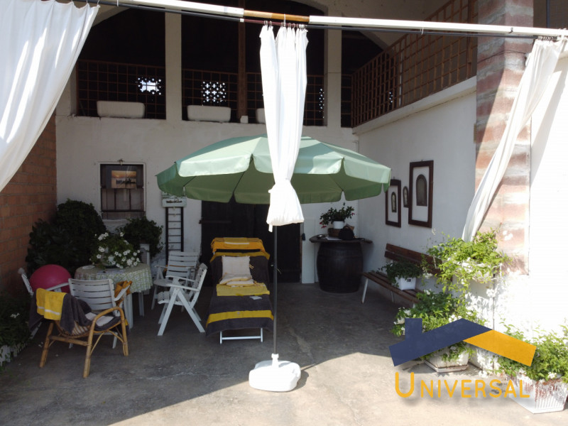 FRATTE – In zona centrale, comoda ai principali servizi del paese quali scuole, negozi, bar e fer...