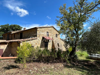 Large semi-detached farmhouse with land and olive trees in a panoramic position