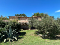 Large semi-detached farmhouse with land and olive trees in a panoramic position