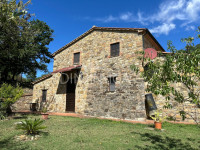 Large semi-detached farmhouse with land and olive trees in a panoramic position