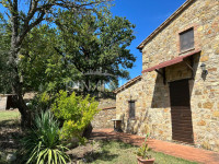 Large semi-detached farmhouse with land and olive trees in a panoramic position