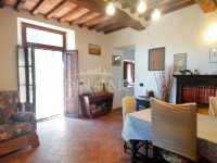 Large semi-detached farmhouse with land and olive trees in a panoramic position