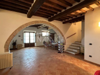 Large semi-detached farmhouse with land and olive trees in a panoramic position