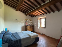 Large semi-detached farmhouse with land and olive trees in a panoramic position