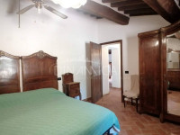 Large semi-detached farmhouse with land and olive trees in a panoramic position