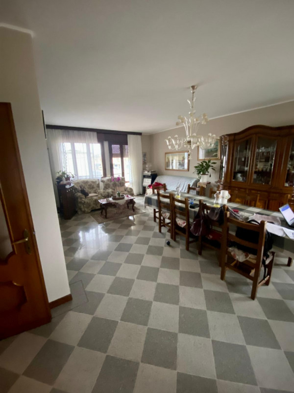BOVOLENTA.  PROPONIAMO IN VENDITA UN'AMPIA CASA SINGOLA, ANNI 80, IN BUONISSIMO STATO.
BEN CURATA...