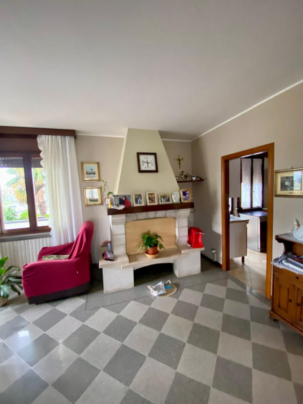 BOVOLENTA.  PROPONIAMO IN VENDITA UN'AMPIA CASA SINGOLA, ANNI 80, IN BUONISSIMO STATO.
BEN CURATA...