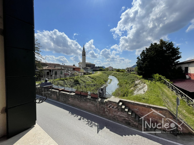 In posizione centrale, comoda a tutti i servizi, appartamento in palazzina del 2008 di solo 4 uni...