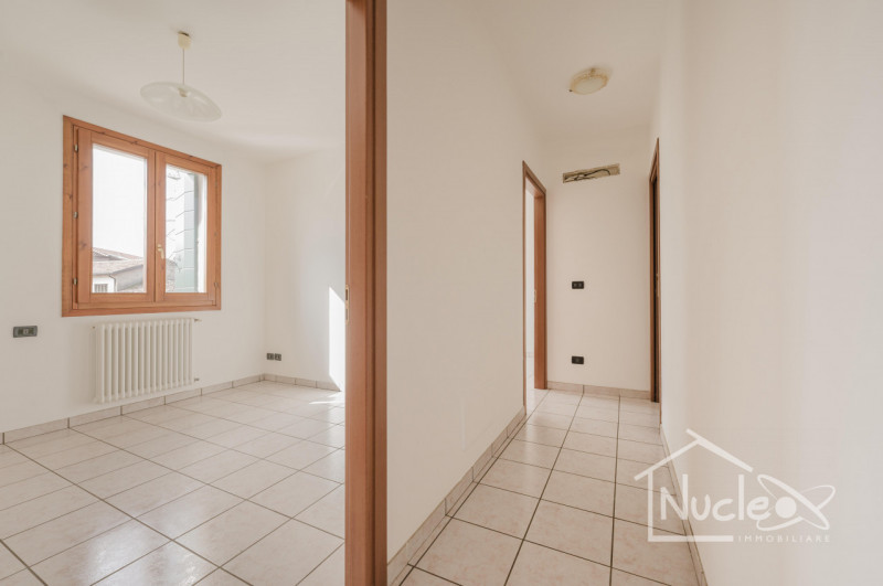 In posizione centrale, comoda a tutti i servizi, appartamento in palazzina del 2008 di solo 4 uni...