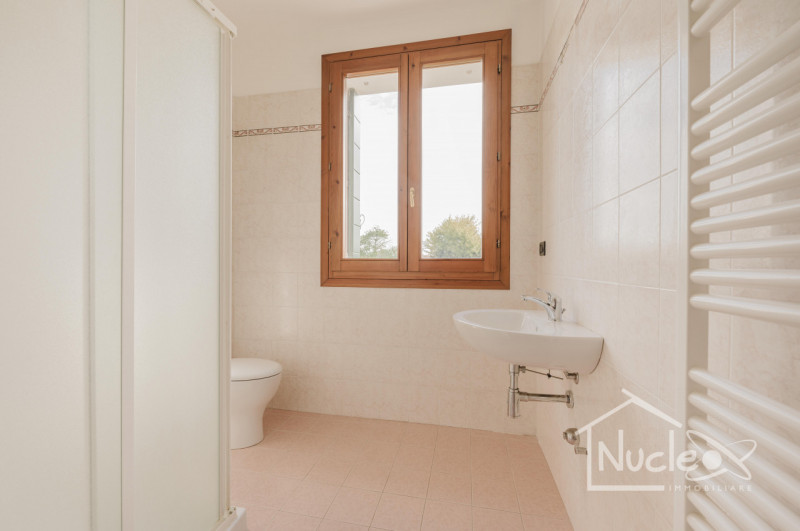 In posizione centrale, comoda a tutti i servizi, appartamento in palazzina del 2008 di solo 4 uni...