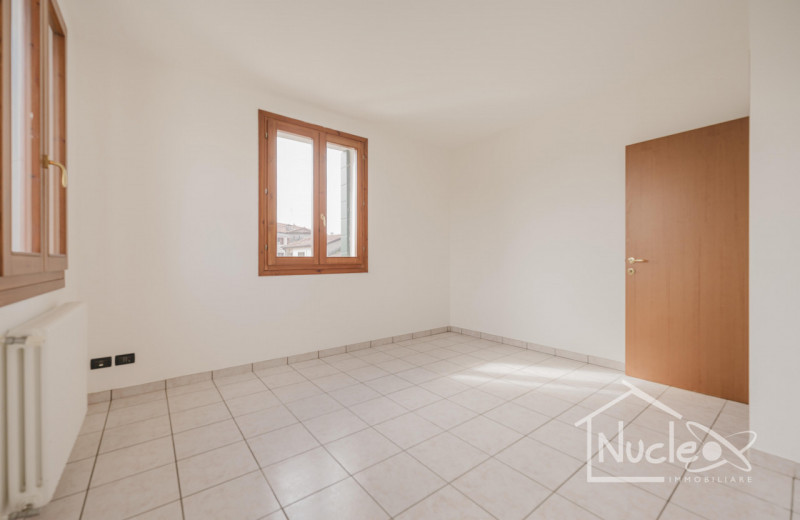 In posizione centrale, comoda a tutti i servizi, appartamento in palazzina del 2008 di solo 4 uni...