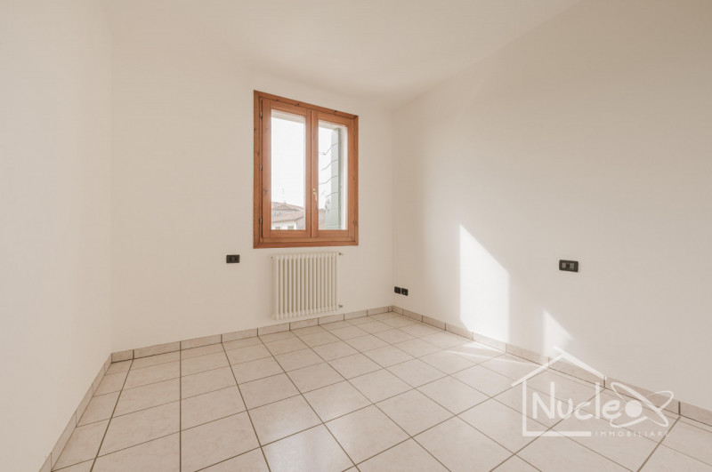 In posizione centrale, comoda a tutti i servizi, appartamento in palazzina del 2008 di solo 4 uni...