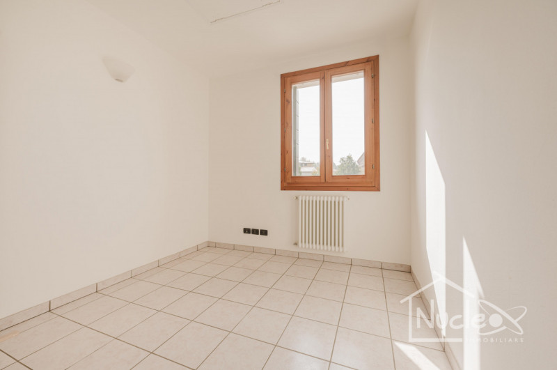 In posizione centrale, comoda a tutti i servizi, appartamento in palazzina del 2008 di solo 4 uni...