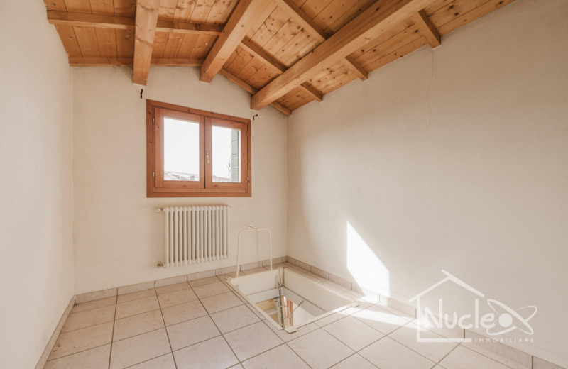 In posizione centrale, comoda a tutti i servizi, appartamento in palazzina del 2008 di solo 4 uni...