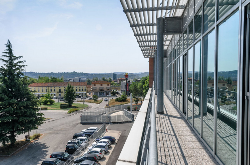 In moderno edificio polifunzionale interamente locato  proponiamo in vendita n. 2 uffici a reddit...