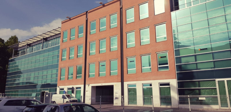 In moderno edificio polifunzionale interamente locato  proponiamo in vendita n. 2 uffici a reddit...