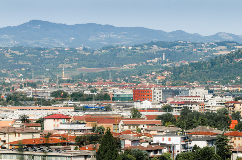 In moderno edificio polifunzionale interamente locato  proponiamo in vendita n. 2 uffici a reddit...