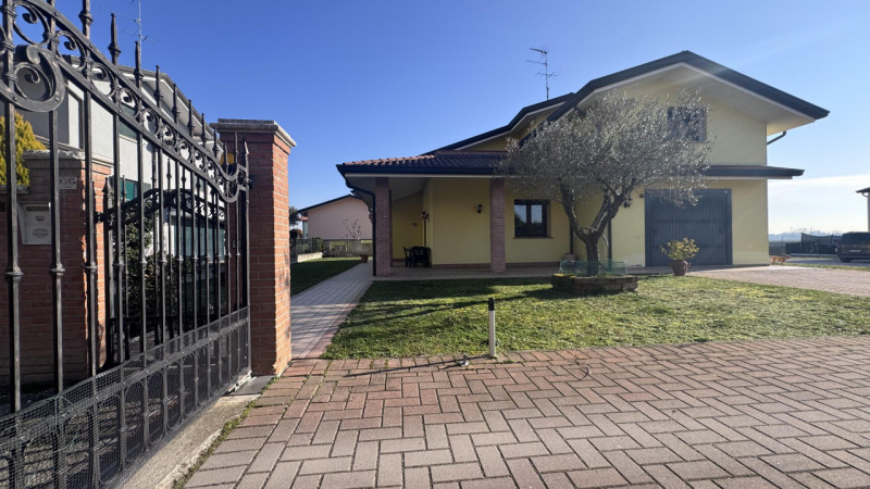 In un quartiere residenziale tranquillo e sicuro, comodo a scuole, servizi e collegamenti, ti asp...