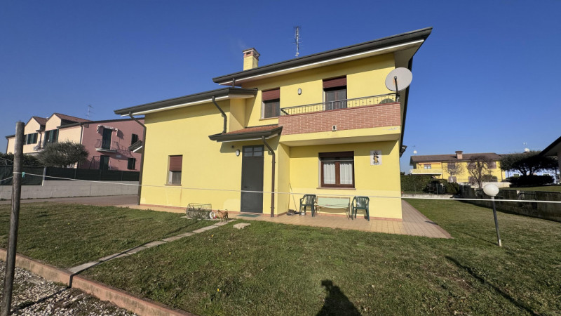 In un quartiere residenziale tranquillo e sicuro, comodo a scuole, servizi e collegamenti, ti asp...